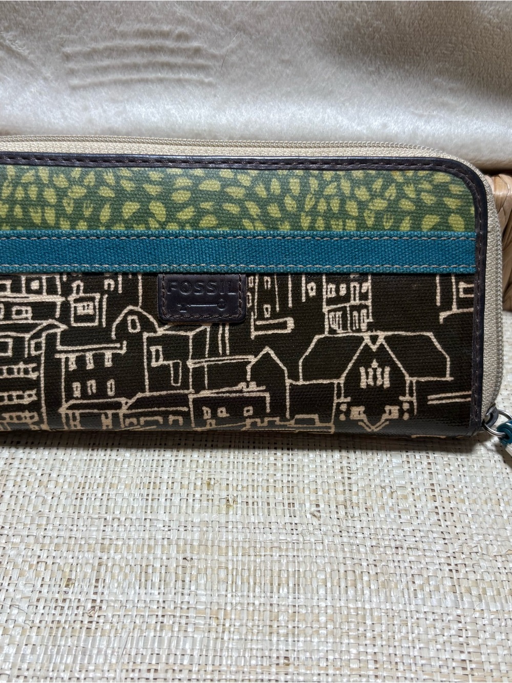 Fossil Key-Per Zip Around Wallet Cityscape Print Blue Green Organizer Key Charm